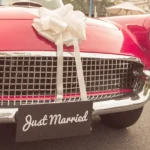 pinkes geschmücktes hochzeitsauto