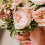 Blumenstrauß in der Hand