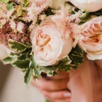 Blumenstrauß in der Hand