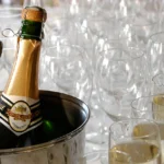 2 Flaschen Sekt mit vielen Gläsern