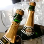 2 Flaschen Sekt mit vielen Gläsern