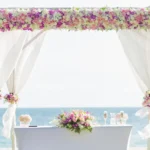 Hochzeitsaltar geschmückt am Meer