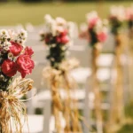 mit Blumen geschmückte Bänke bei einer Hochzeitsmesse